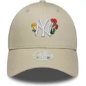 buet-beige-justerbar-kasket-til-kvinder-9forty-floral-icon-fra-new-york-yankees-mlb-fra-new-era