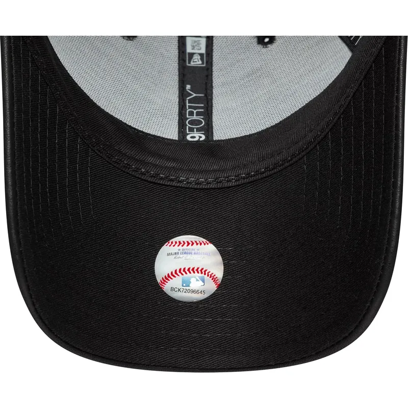sort-justerbar-curved-kasket-med-sort-logo-til-kvinder-9forty-pu-fra-new-york-yankees-mlb-fra-new-era