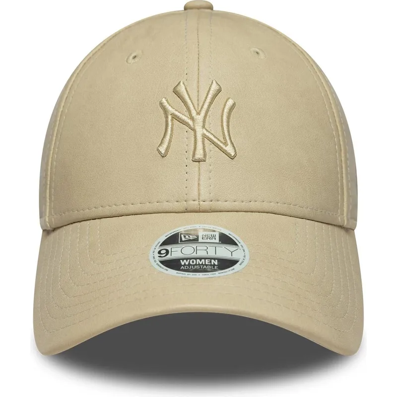 buet-beige-justerbar-kasket-med-beige-logo-til-kvinder-9forty-pu-fra-new-york-yankees-mlb-fra-new-era