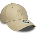 buet-beige-justerbar-kasket-med-beige-logo-til-kvinder-9forty-pu-fra-new-york-yankees-mlb-fra-new-era