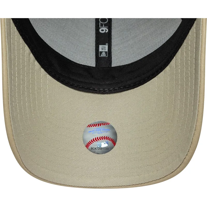 buet-beige-justerbar-kasket-med-beige-logo-til-kvinder-9forty-pu-fra-new-york-yankees-mlb-fra-new-era