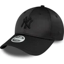 sort-buet-snapback-kasket-med-sort-logo-til-kvinder-9forty-satin-fra-new-york-yankees-mlb-fra-new-era