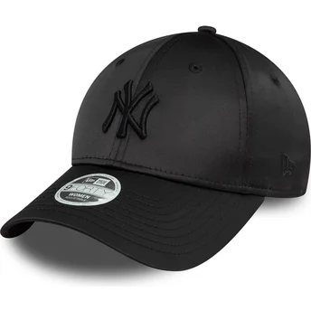 Sort buet snapback-kasket med sort logo til kvinder 9FORTY Satin fra New York Yankees MLB fra New Era