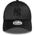 sort-buet-snapback-kasket-med-sort-logo-til-kvinder-9forty-satin-fra-new-york-yankees-mlb-fra-new-era
