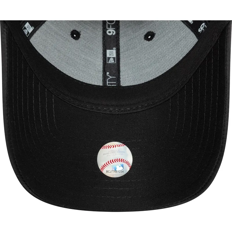 sort-buet-snapback-kasket-med-sort-logo-til-kvinder-9forty-satin-fra-new-york-yankees-mlb-fra-new-era