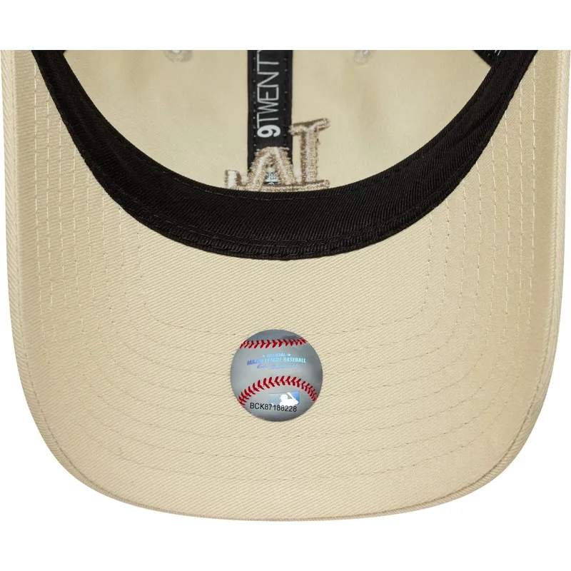 beige-justerbar-buet-kasket-med-beige-logo-til-kvinder-9twenty-league-essential-midi-fra-los-angeles-dodgers-mlb-fra-new-era