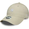 gorra-curva-beige-ajustable-para-mujer-9twenty-washed-mini-de-new-york-yankees-mlb-de-new-era