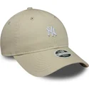 buet-beige-justerbar-kasket-til-kvinder-9twenty-washed-mini-fra-new-york-yankees-mlb-fra-new-era