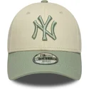 buet-kasket-beige-og-gron-justerbar-til-dreng-9forty-league-essential-fra-new-york-yankees-mlb-fra-new-era
