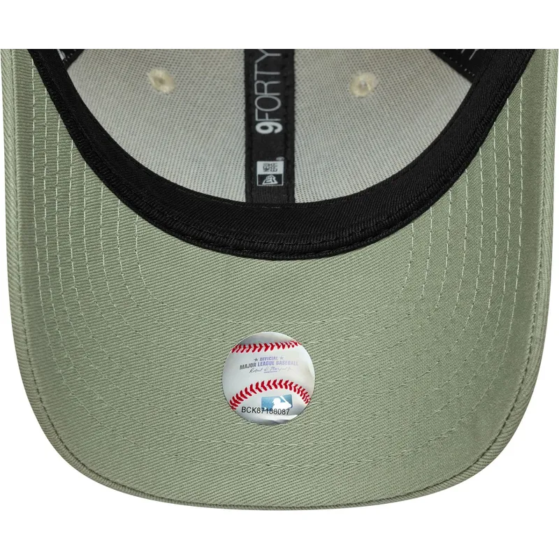 gorra-curva-beige-y-verde-ajustable-para-nino-9forty-league-essential-de-new-york-yankees-mlb-de-new-era
