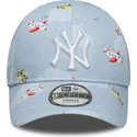 lysebla-justerbar-buet-kasket-til-smaborn-9forty-plane-all-over-print-fra-new-york-yankees-mlb-fra-new-era