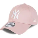 lyserod-justerbar-buet-kasket-med-lyserodt-logo-9forty-league-essential-fra-new-york-yankees-mlb-fra-new-era