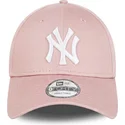 lyserod-justerbar-buet-kasket-med-lyserodt-logo-9forty-league-essential-fra-new-york-yankees-mlb-fra-new-era