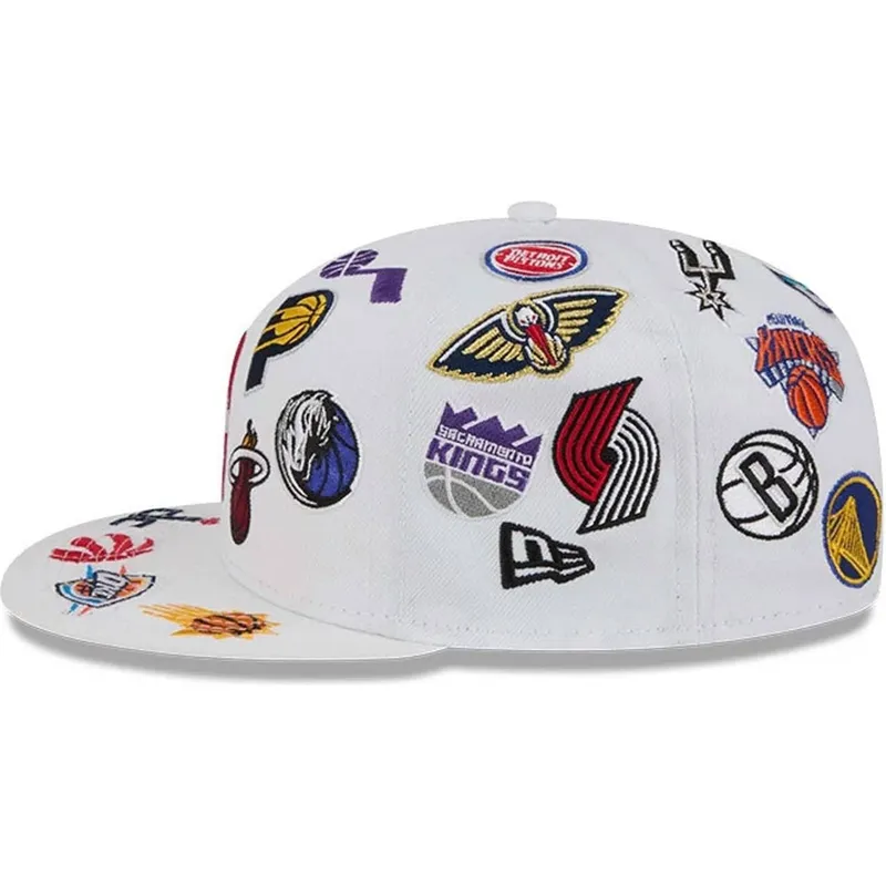 hvid-fitted-59fifty-all-over-nba-flatcap-fra-new-era