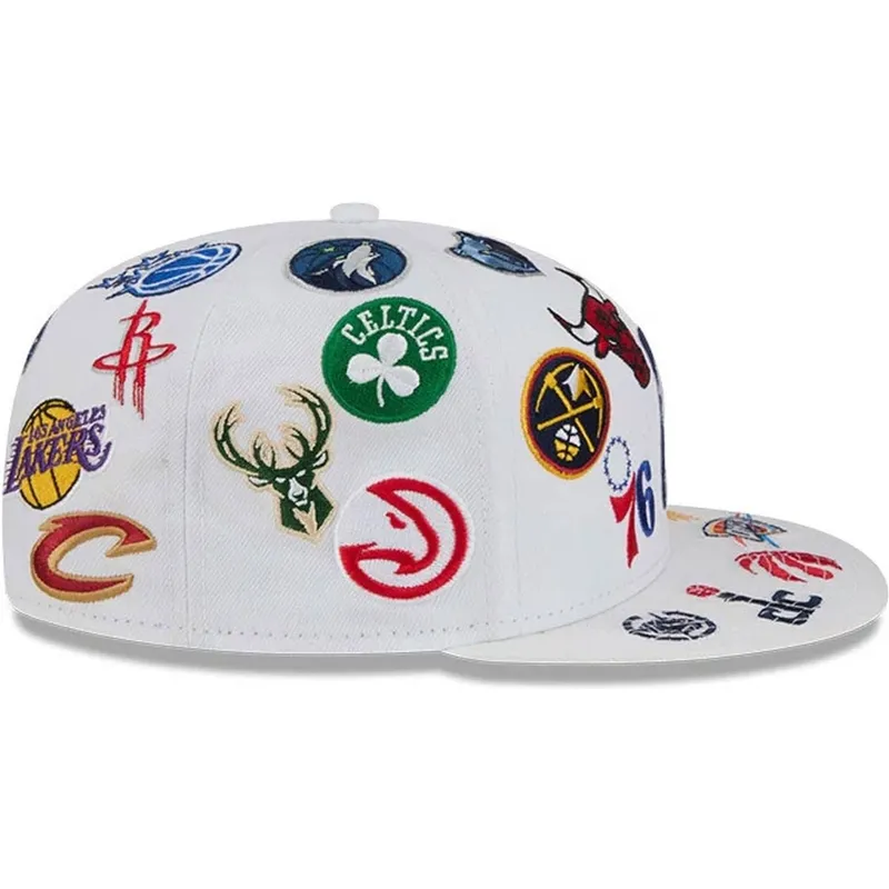 hvid-fitted-59fifty-all-over-nba-flatcap-fra-new-era