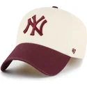 buet-beige-og-bordeaux-justerbar-kasket-clean-up-two-tone-no-loop-label-fra-new-york-yankees-mlb-fra-47-brand
