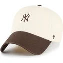 buet-beige-og-brun-justerbar-kasket-clean-up-base-runner-two-tone-fra-new-york-yankees-mlb-fra-47-brand
