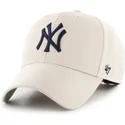buet-beige-justerbar-kasket-med-marinebla-logo-mvp-fra-new-york-yankees-mlb-fra-47-brand