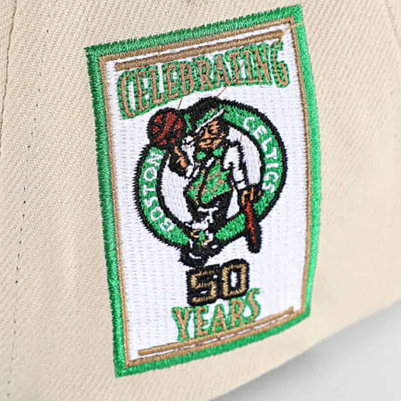 gorra-plana-verde-y-beige-snapback-across-the-board-de-boston-celtics-nba-de-mitchell-ness