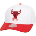 hvid-og-rod-curved-snapback-kasket-team-2-tone-20-pro-fra-chicago-bulls-nba-fra-mitchell-ness