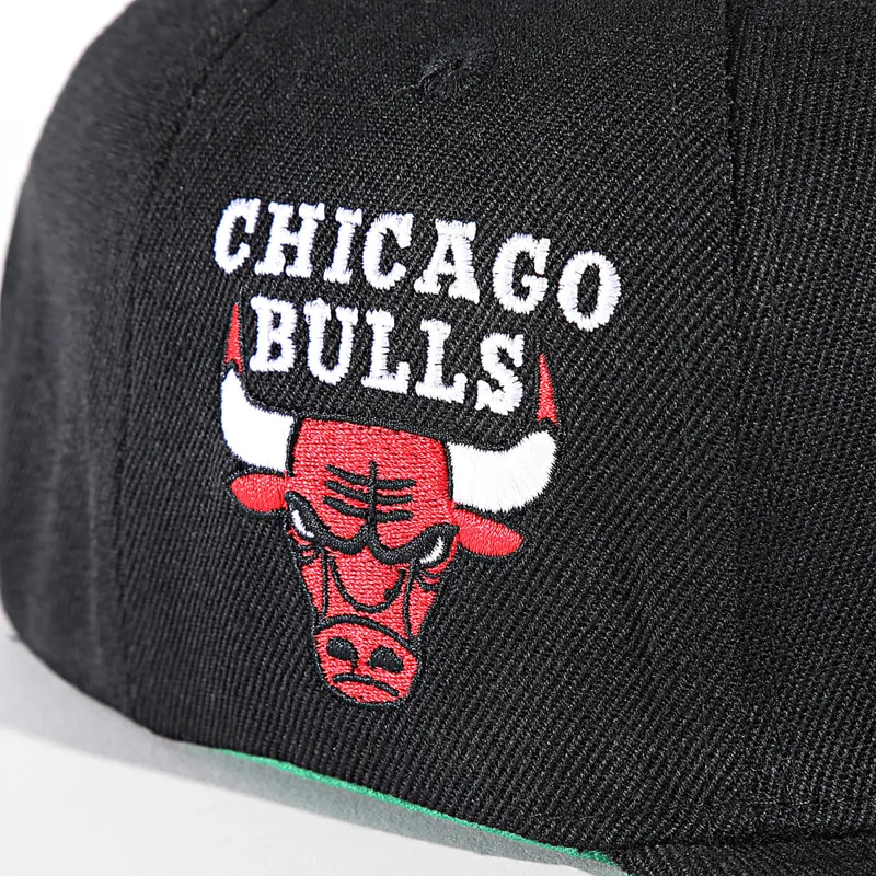 sort-flad-snapback-kasket-triple-play-fra-chicago-bulls-nba-af-mitchell-ness