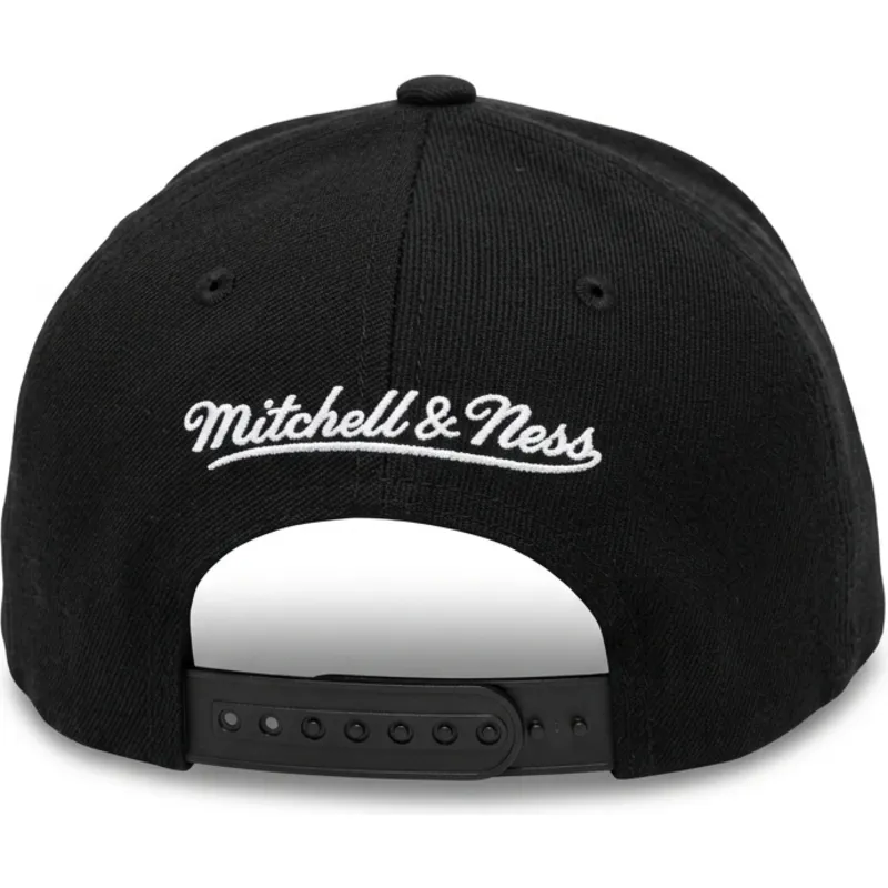 sort-snapback-kasket-med-buet-skygge-branded-fra-mitchell-ness