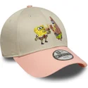 beige-og-lyserod-buet-kasket-snapback-til-dreng-9forty-med-svampebob-og-patrick-stjerne-fra-new-era