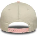 beige-og-lyserod-buet-kasket-snapback-til-dreng-9forty-med-svampebob-og-patrick-stjerne-fra-new-era