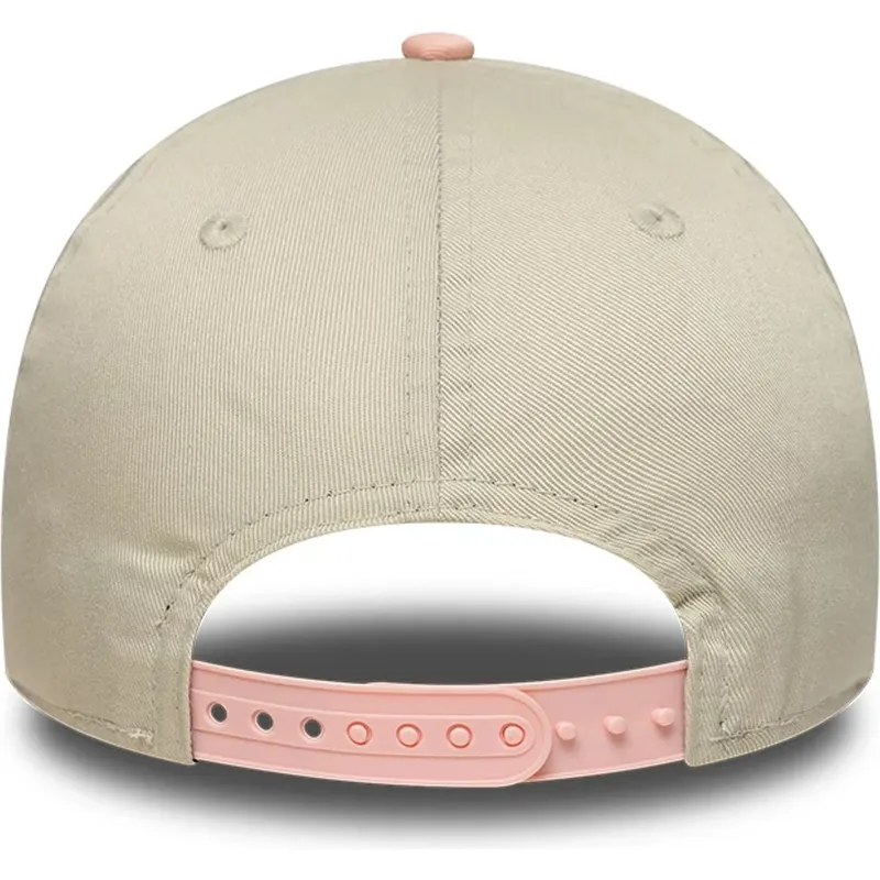 beige-og-lyserod-buet-kasket-snapback-til-dreng-9forty-med-svampebob-og-patrick-stjerne-fra-new-era