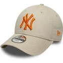 buet-beige-justerbar-kasket-med-orange-logo-til-dreng-9forty-league-essential-fra-new-york-yankees-mlb-fra-new-era