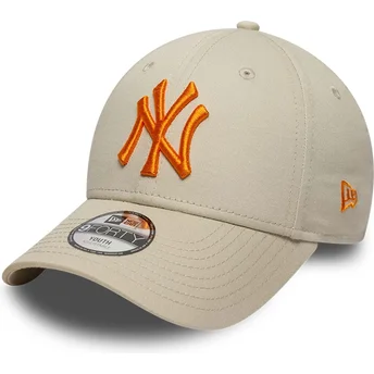 Buet beige justerbar kasket med orange logo til dreng 9FORTY League Essential fra New York Yankees MLB fra New Era
