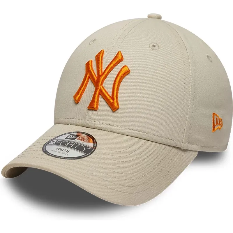 buet-beige-justerbar-kasket-med-orange-logo-til-dreng-9forty-league-essential-fra-new-york-yankees-mlb-fra-new-era