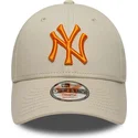 buet-beige-justerbar-kasket-med-orange-logo-til-dreng-9forty-league-essential-fra-new-york-yankees-mlb-fra-new-era