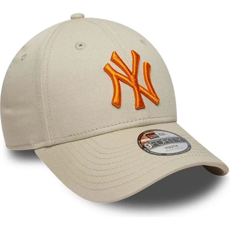buet-beige-justerbar-kasket-med-orange-logo-til-dreng-9forty-league-essential-fra-new-york-yankees-mlb-fra-new-era