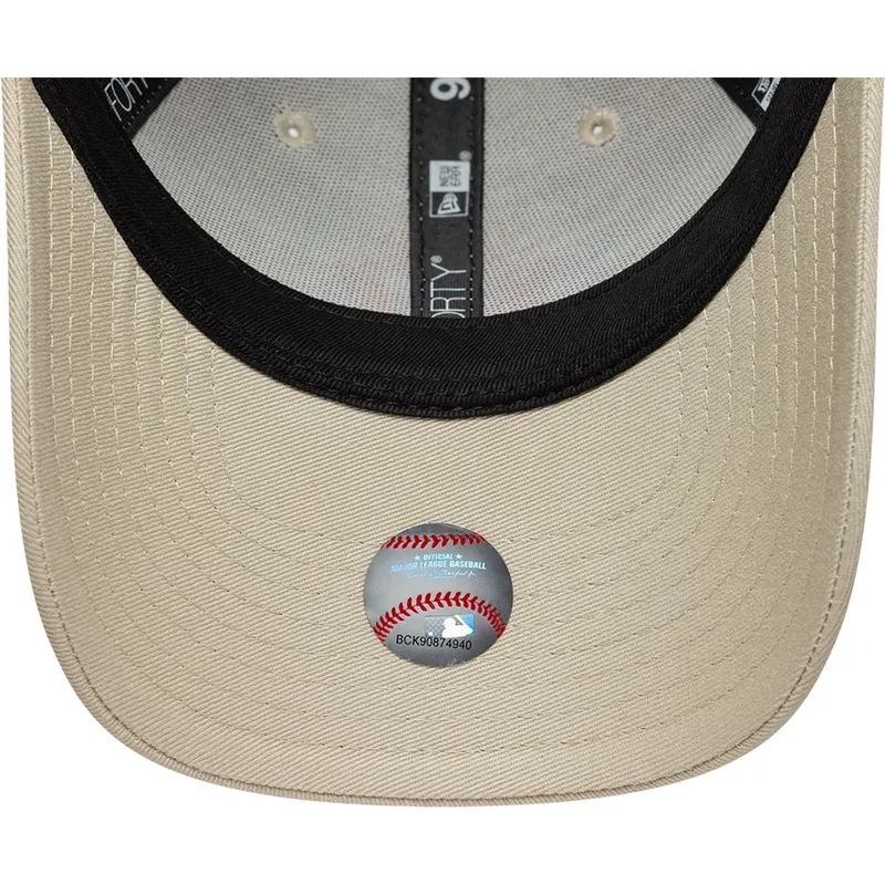 buet-beige-justerbar-kasket-med-orange-logo-til-dreng-9forty-league-essential-fra-new-york-yankees-mlb-fra-new-era