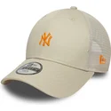 beige-justerbar-trucker-kasket-med-orange-logo-til-dreng-9forty-homefield-fra-new-york-yankees-mlb-fra-new-era