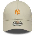 beige-justerbar-trucker-kasket-med-orange-logo-til-dreng-9forty-homefield-fra-new-york-yankees-mlb-fra-new-era