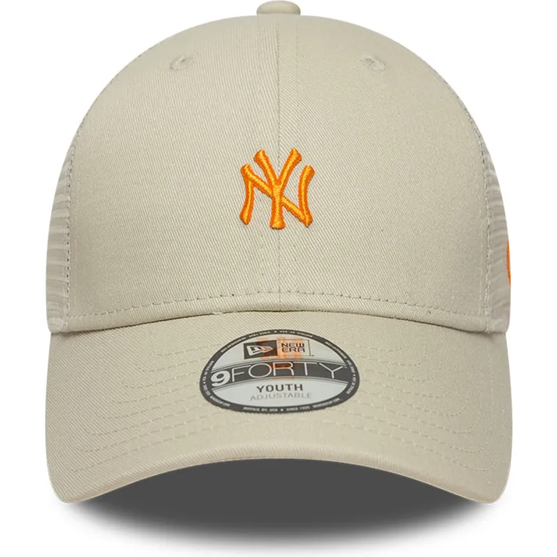 beige-justerbar-trucker-kasket-med-orange-logo-til-dreng-9forty-homefield-fra-new-york-yankees-mlb-fra-new-era