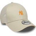 beige-justerbar-trucker-kasket-med-orange-logo-til-dreng-9forty-homefield-fra-new-york-yankees-mlb-fra-new-era