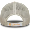 beige-justerbar-trucker-kasket-med-orange-logo-til-dreng-9forty-homefield-fra-new-york-yankees-mlb-fra-new-era