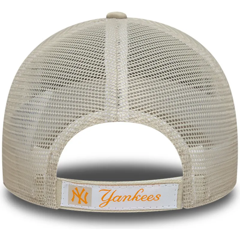 beige-justerbar-trucker-kasket-med-orange-logo-til-dreng-9forty-homefield-fra-new-york-yankees-mlb-fra-new-era