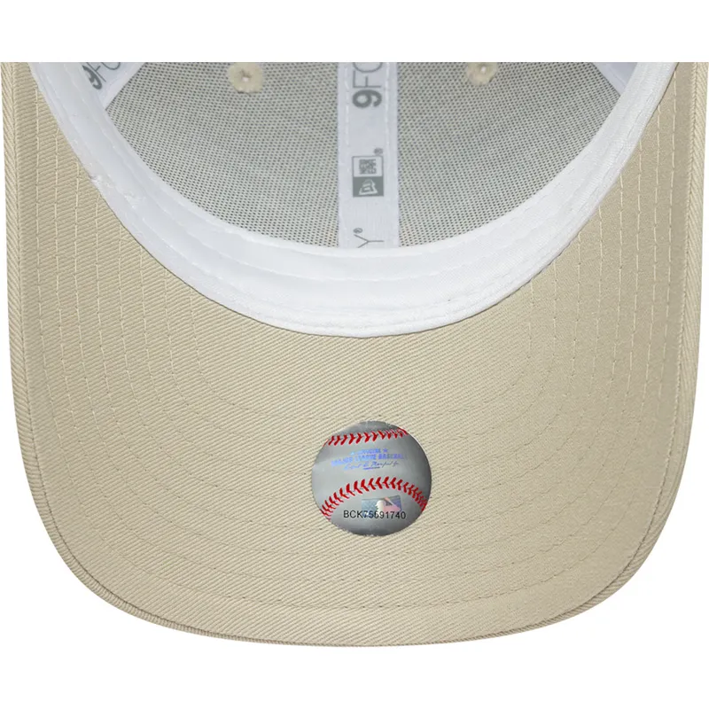 beige-justerbar-trucker-kasket-med-orange-logo-til-dreng-9forty-homefield-fra-new-york-yankees-mlb-fra-new-era