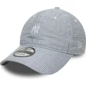 justerbar-marinebla-kurvet-kasket-9twenty-seersucker-fra-new-york-yankees-mlb-fra-new-era