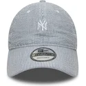 justerbar-marinebla-kurvet-kasket-9twenty-seersucker-fra-new-york-yankees-mlb-fra-new-era