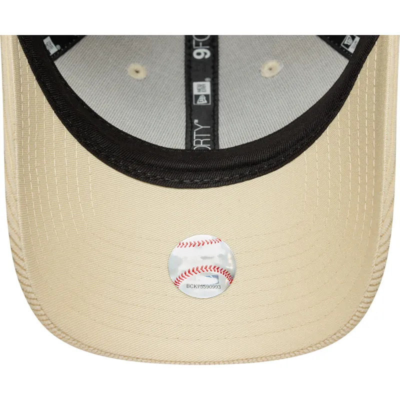 buet-beige-justerbar-kasket-til-kvinder-9forty-mini-cord-fra-new-york-yankees-mlb-fra-new-era