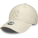 buet-beige-justerbar-kasket-med-beige-logo-til-kvinder-9twenty-midi-linen-fra-new-york-yankees-mlb-fra-new-era