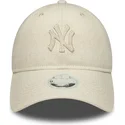 buet-beige-justerbar-kasket-med-beige-logo-til-kvinder-9twenty-midi-linen-fra-new-york-yankees-mlb-fra-new-era