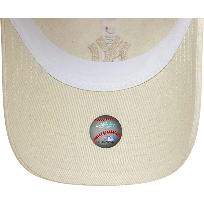 buet-beige-justerbar-kasket-med-beige-logo-til-kvinder-9twenty-midi-linen-fra-new-york-yankees-mlb-fra-new-era