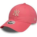 justerbar-lyserod-kurvet-kasket-med-beige-logo-til-kvinder-9twenty-league-essential-midi-fra-new-york-yankees-mlb-fra-new-era
