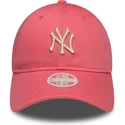 justerbar-lyserod-kurvet-kasket-med-beige-logo-til-kvinder-9twenty-league-essential-midi-fra-new-york-yankees-mlb-fra-new-era